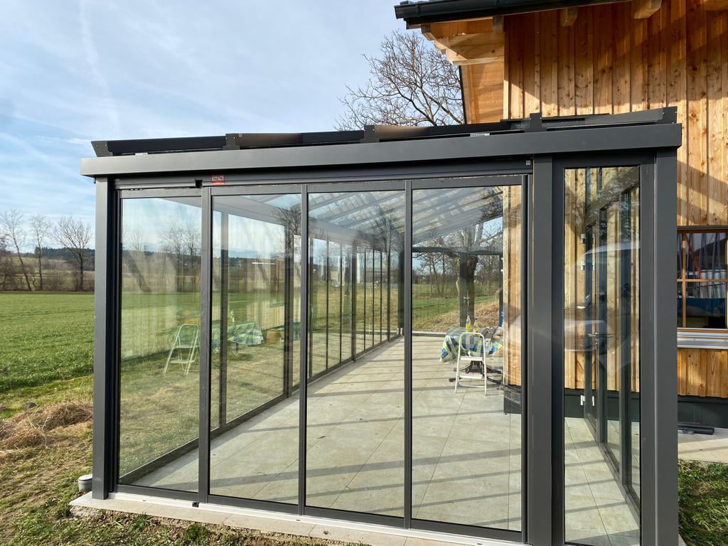 Wintergarten mit Schiebe-Dreh-Systemen in DB 703 grau