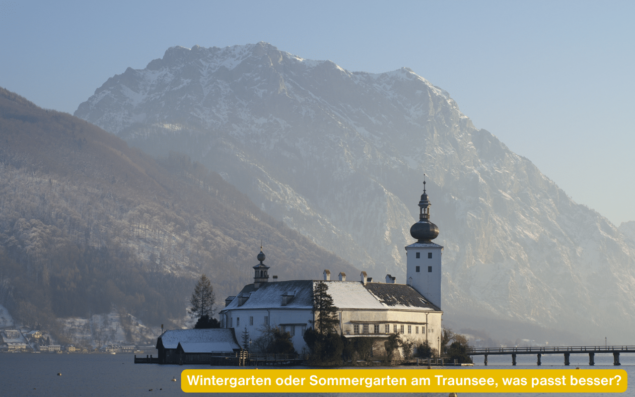 Wintergarten oder Sommergarten am Traunsee, was passt besser? Seeschloss Ort im Traunsee im Winter, dahinter verschneite Berge