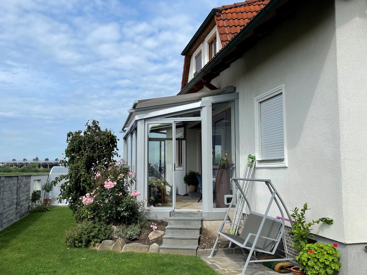 Wintergarten-Anbau als Chill-Lounge in Perg, Aluminium mit Glasdach, montiert von Fenster-Schmidinger