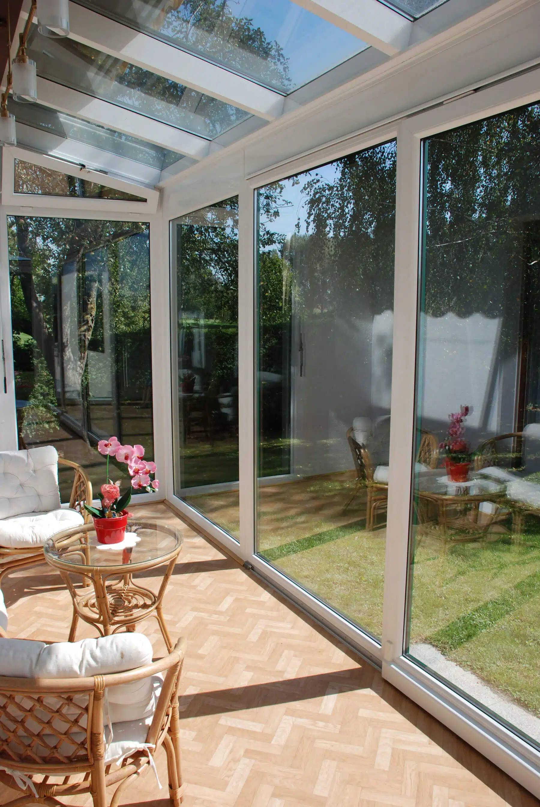 Wintergarten auf Terrasse montiert mit Glas