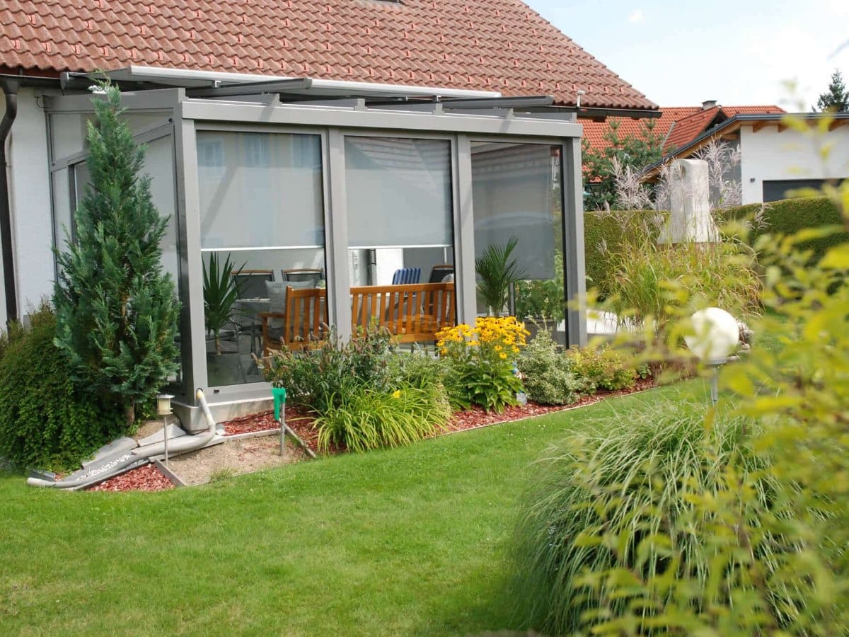 Weißer Aluminium-Wintergarten auf einer Terrasse mit Garten in Oberösterreich, Kostenbeispiel mit Montage