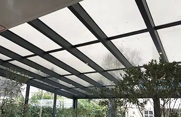 Wintergarten und Terrassenüberdachungen mit semitransparenten Solarmodulen