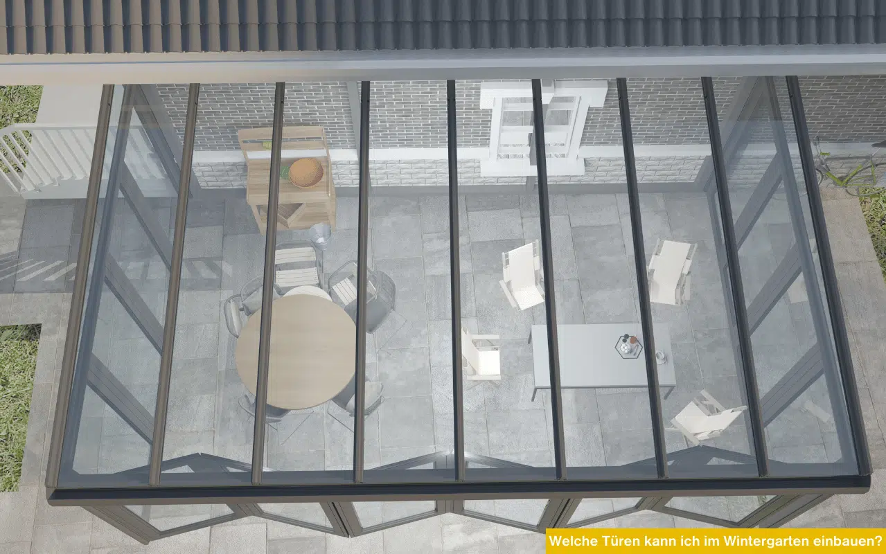 Draufsicht durch ein Glasdach auf einen möblierten Wintergarten mit grauen Profilen und Falttüren zur Terrasse.