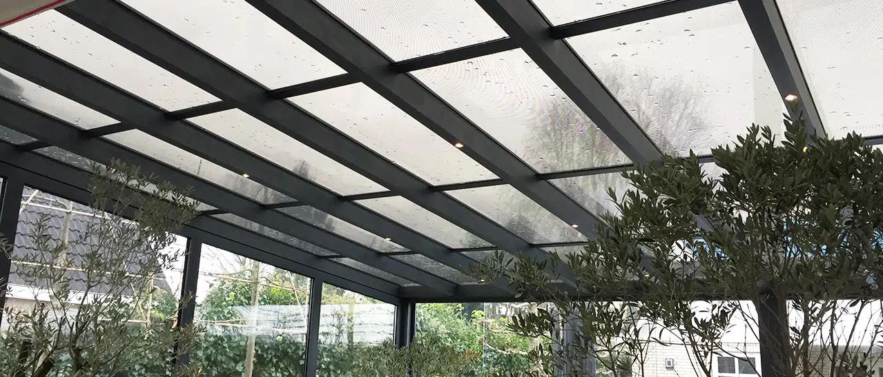 Wintergarten und Terrassenüberdachungen mit semitransparenten Solarmodulen