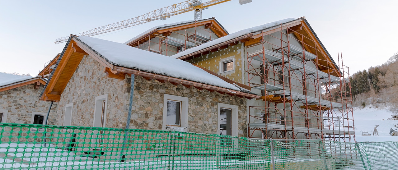 Eingerüstetes Einfamilienhaus im Winter mit Schnee - Fenstereinbau bei Temperaturen um den Gefrierpunkt durch Fenster-Schmidinger.