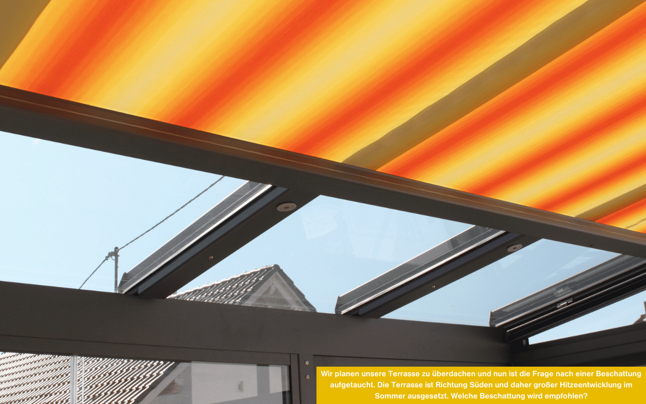 Das Foto zeigt eine moderne Terrassenüberdachung mit Glasdach und einer gelb-orange gestreiften Unterglasmarkise.