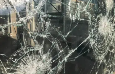 Wissenswertes zur P4A-Verglasung Bruchbild einer P4A-Verglasung im Detail erfahren Sie mehr in unserem Ratgeber