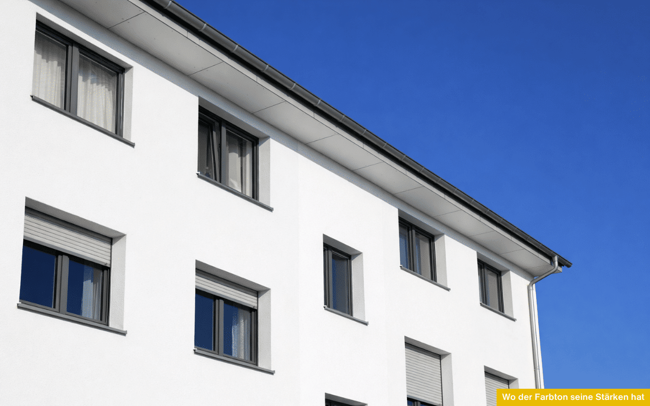 Wo der Farbton seine Stärken hat Moderne Fassade mit weißen Flächen und Fenstern in Mausgrau unter blauem Himmel