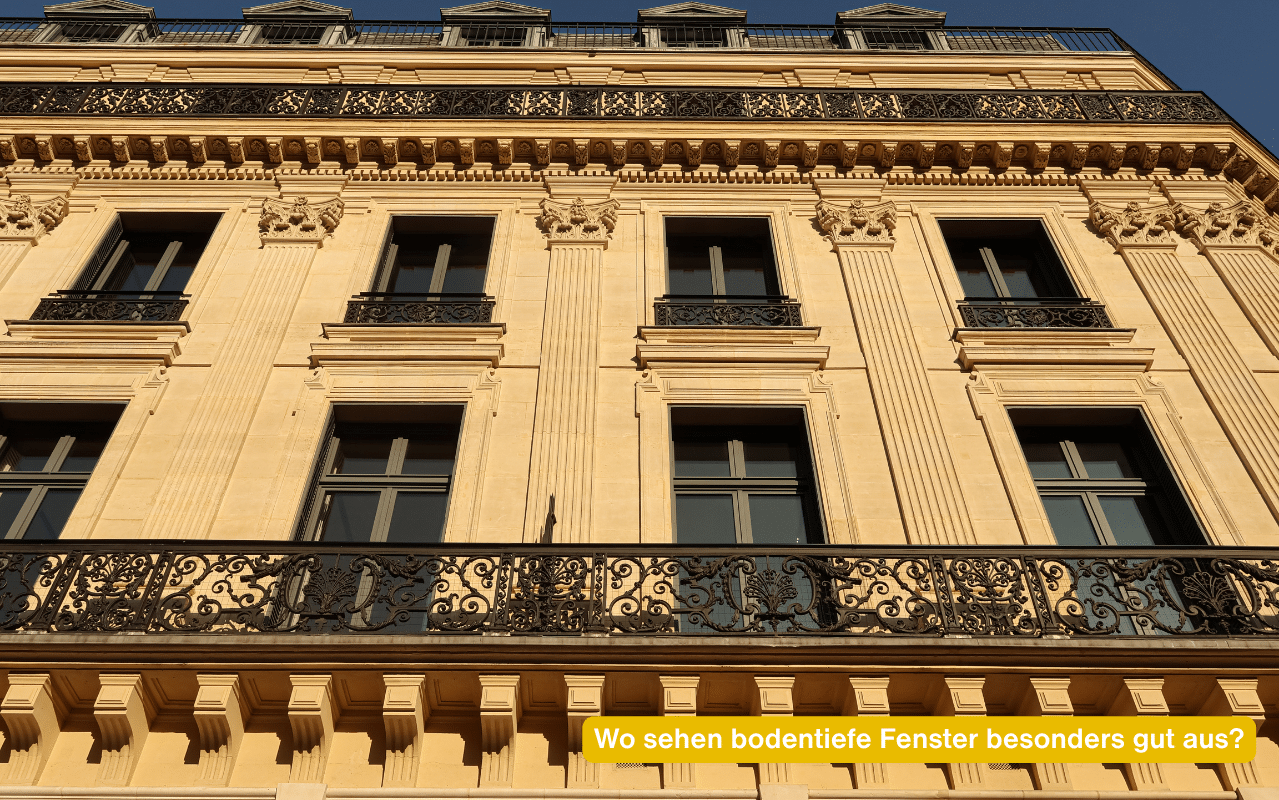 Wo sehen bodentiefe Fenster besonders gut aus? Historische Fassade mit französischen Balkonen und Geländern.