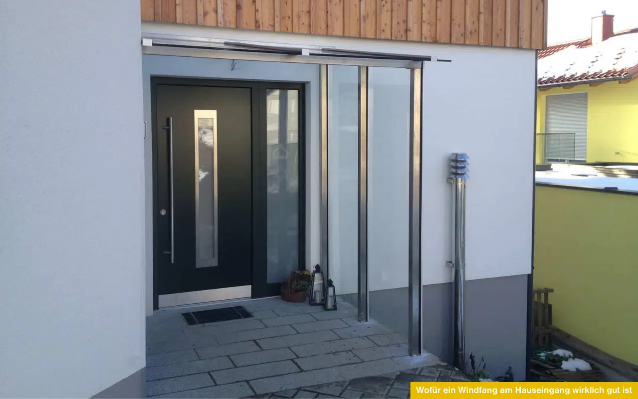 Wofür ein Windfang am Hauseingang wirklich gut ist zeigt modernen Eingangsbereich mit Glaswand als Schutz vor Wind und Wetter.