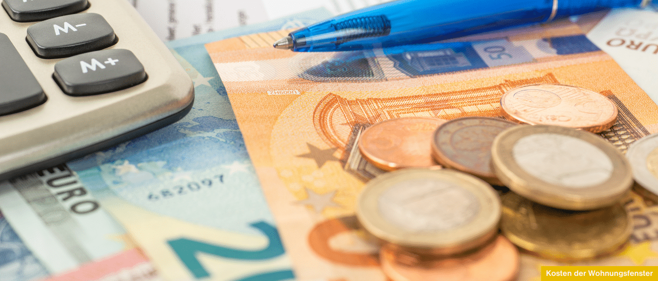 Wohnungsfenster Kosten variieren je nach Material und Größe. Grafik mit Euro-Banknote und Taschenrechner für Kalkulation.