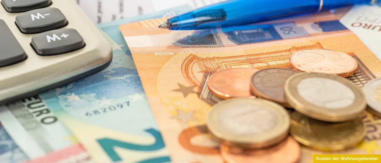 Wohnungsfenster Kosten variieren je nach Material und Größe. Grafik mit Euro-Banknote und Taschenrechner für Kalkulation.