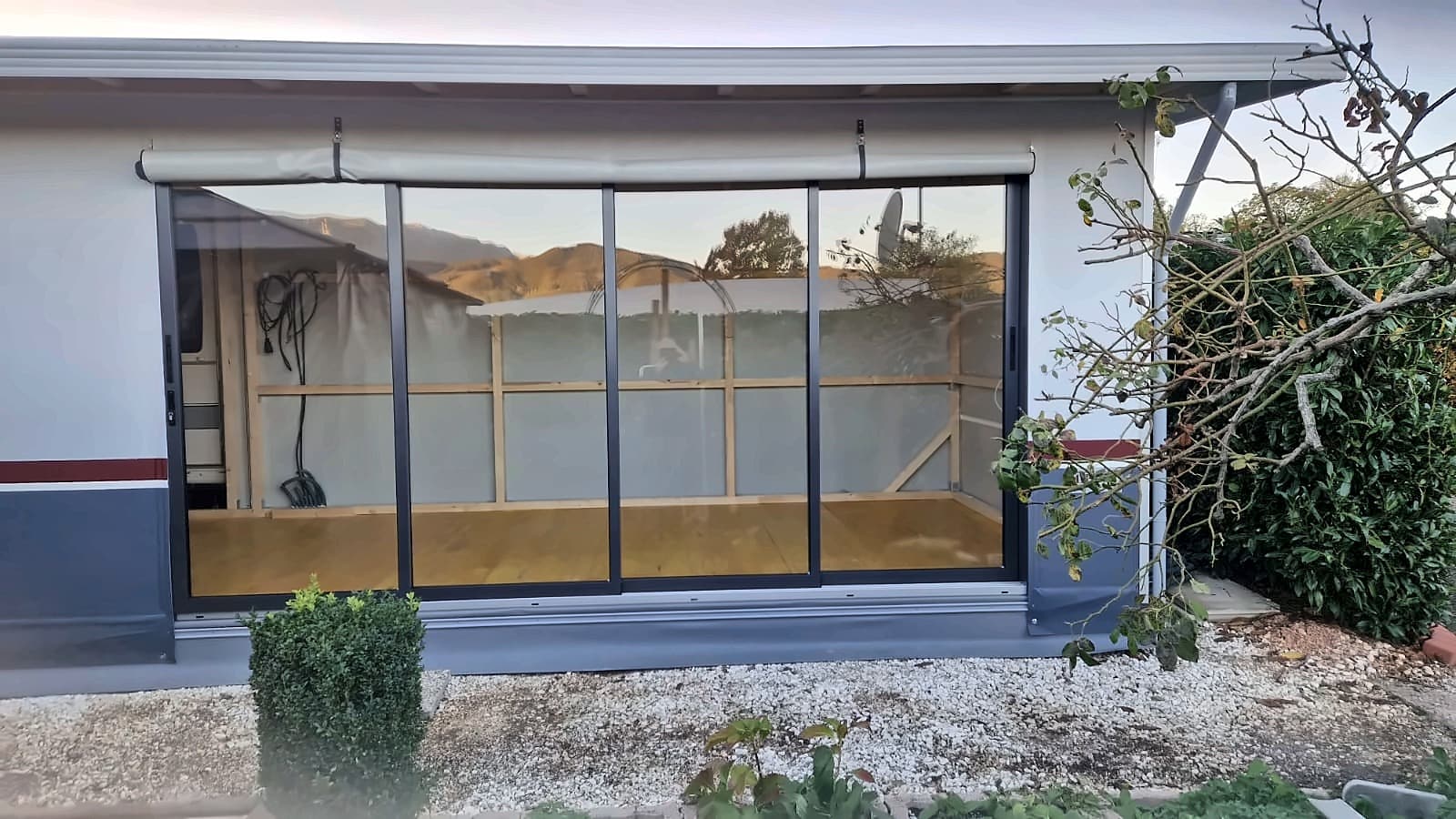 Anbau am Wohnwagen mit 4-teiligem Alu-Schiebeelement in DB 703, Außenansicht