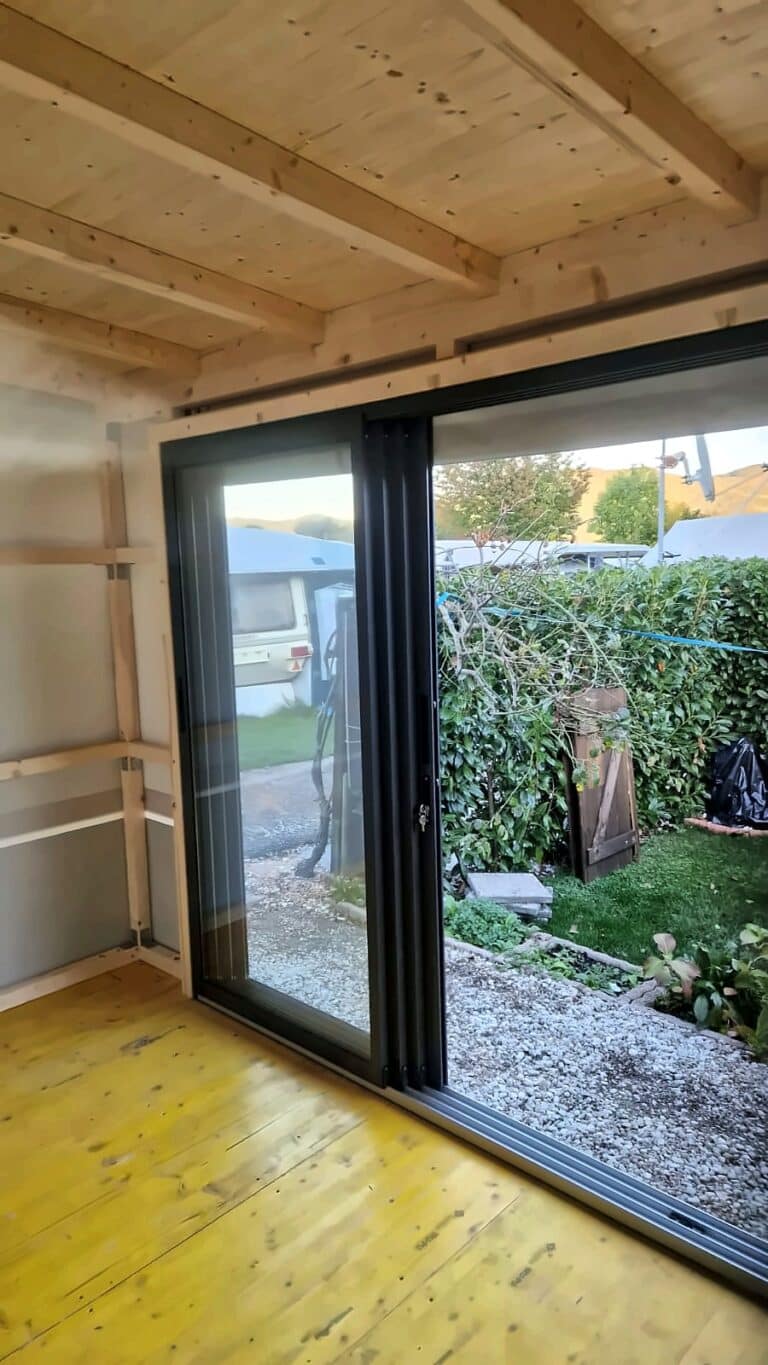 Geöffnetes Alu-Schiebeelement im Wohnwagen-Anbau, Flügelprofile in DB 703