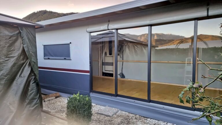Wohnwagen-Anbau mit Alu-Schiebeelement und Fenster, Ansicht von der Seite