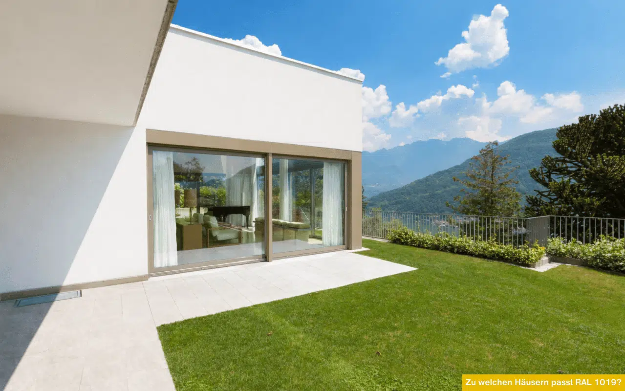 Zu welchen Häusern passt RAL 1019 zeigt moderne Fassade mit graubeigen Fenstern und ruhiger Architektur