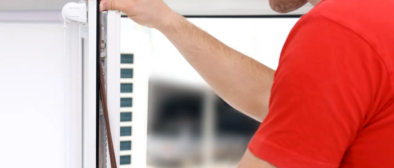 Zusätzliche Dichtung beim Fenster montieren
