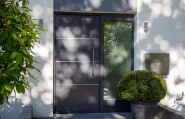 Zweifarbige Haustüren mit modernem Design und Glas-Seitenteil verbinden Kontrastfarben harmonisch für stilvolle Eingangsbereiche moderner Häuser