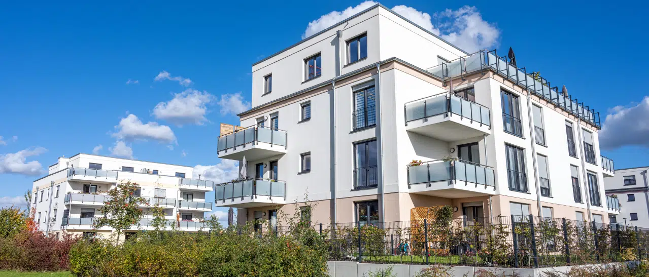 Zweiflügelige bzw. mehrteilige öffenbare Fenster in Anthrazit bei einem modernen Wohnbau, ideal als Stulp- oder Kämpferfenster.